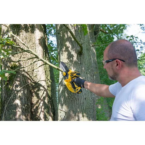 AKU jednoruční řetězová pila 12V LI-ION 100mm 2bat Powerplus POWXG1045