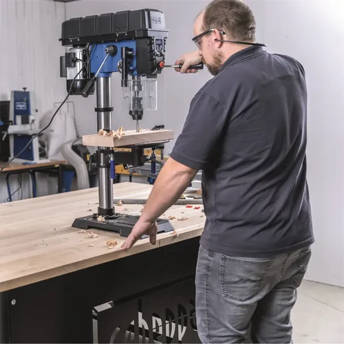 Scheppach TBM 300 Vario stojanová vrtačka s křížovým laserem a LED osvětlením