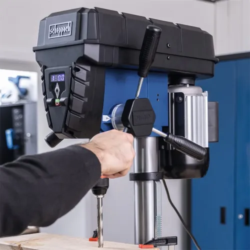 Scheppach TBM 250 Vario stojanová vrtačka s křížovým laserem