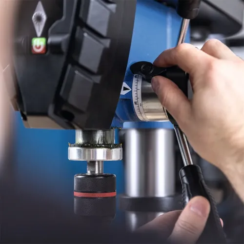 Scheppach TBM 250 Vario stojanová vrtačka s křížovým laserem