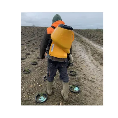 Zádový aplikátor granulátu Guarany