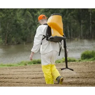 Zádový aplikátor granulátu Guarany