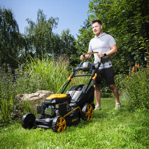 Riwall PRO RPM 4735 E multifunkční travní sekačka 4 v 1 s benzinovým motorem, pojezdem a elektrostartem