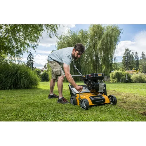 Riwall PRO RPV 4058 travní vertikutátor/provzdušňovač s benzinovým motorem 40 cm