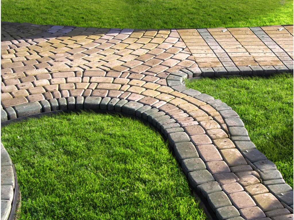 chodníček s neviditelným obrubníkem